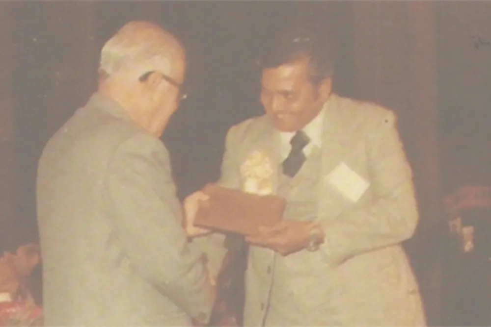 Mr. Dhanjibhai receiving the Self-Made Industrialist award